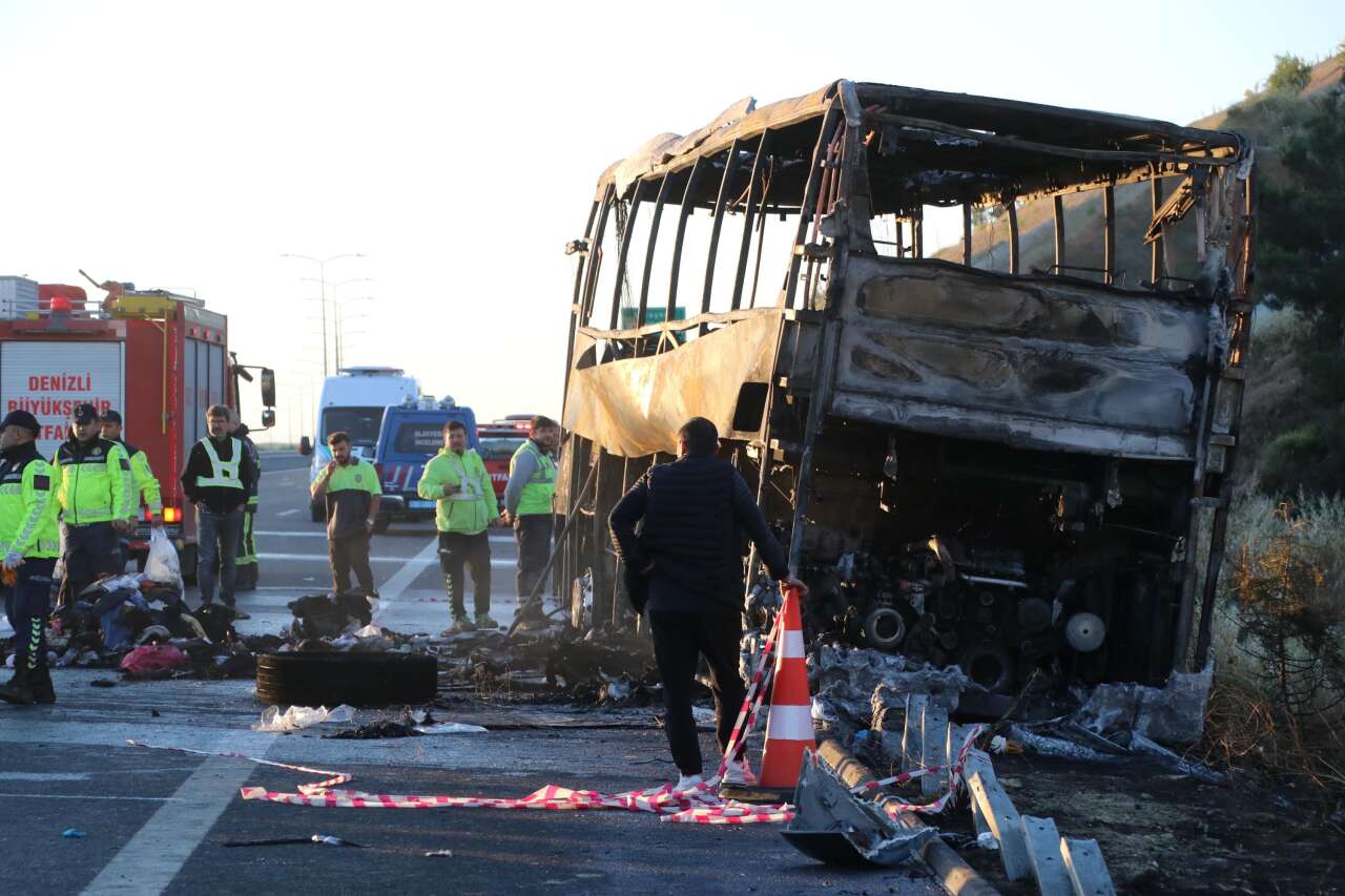 Yolcu otobüsü alev aldı! Biri bebek 8 kişi öldü, 33 yaralı var 6